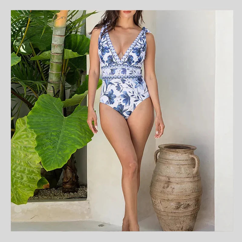 Conjunto Elegancia Tropical™ - Traje de Baño y Falda Floral
